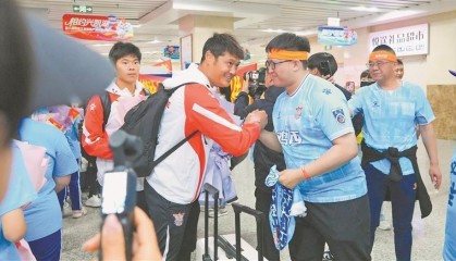 半岛体育-燃情东北超 魅力黑龙江 归来整装再争锋 百名鸡西球迷欢迎“远征队”回家