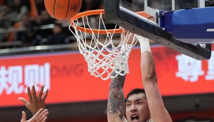 半岛·体育中国官方网-山东男篮111-103双杀天津，斯蒂尔首秀27分封神，外援换血见成效